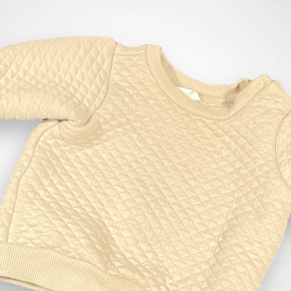 4/$20 H&M Quilted Cream Sweatshirt - Picture 2 of 4